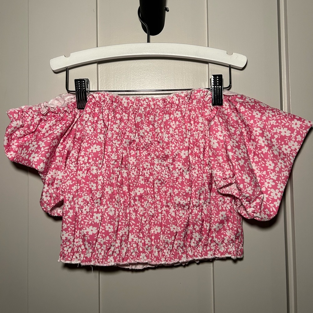 Ruffled sleeved crop top 🩷
